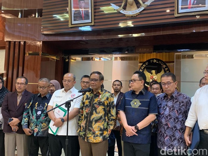 Menkopolhukam Mahfud Md usai menerima 5 organisasi kesehatan yang menolak RUU Kesehatan, 11 Mei 2023. (Mulia Budi/detikcom)