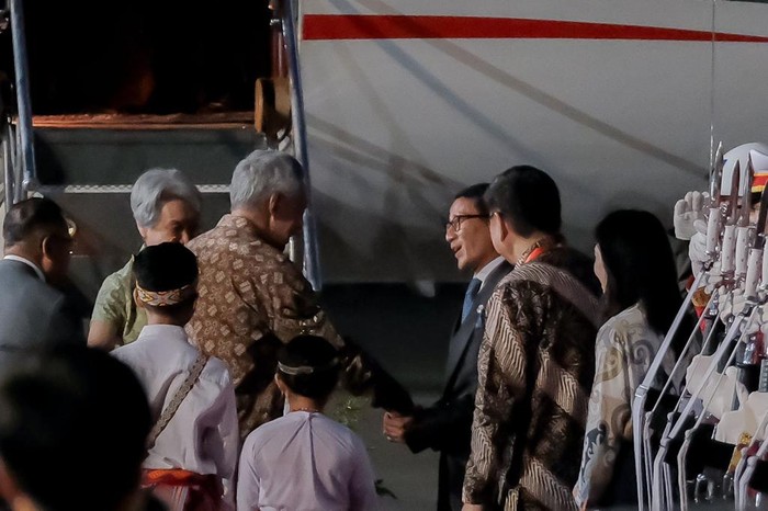 Menparekraf Sandiaga Uno menyambut delegasi Singapura di KTT ke-42 ASEAN di Labuan Bajo.