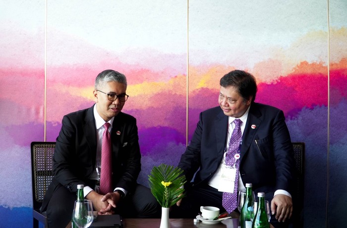 Menteri Koordinator Bidang Perekonomian Airlangga Hartarto mengadakan pertemuan bilateral dengan Menteri Investasi, Perdagangan, dan Industri Malaysia Tengku Zafrul Aziz di sela-sela KTT ASEAN ke-42, Rabu (10/5).