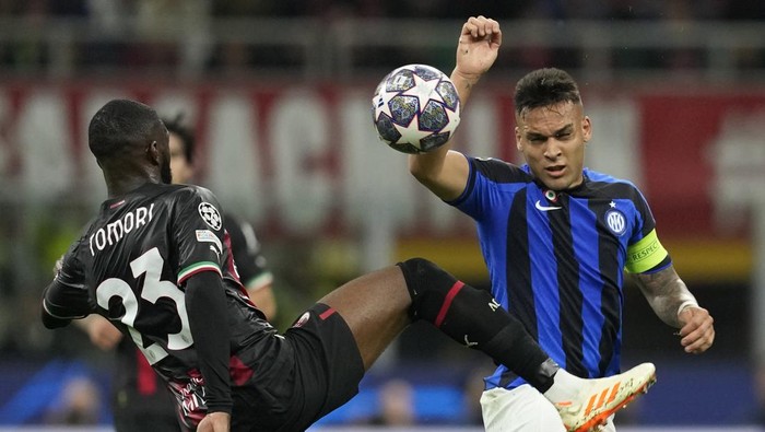 Inter Milans Lautaro Martinez, right, fights for the ball with AC Milans Fikayo Tomori during the Champions League semifinal first leg soccer match between AC Milan and Inter Milan at the San Siro stadium in Milan, Italy, Wednesday, May 10, 2023. (AP Photo/Antonio Calanni)