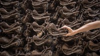 Dalam sebulan, perajin mampu memproduksi seribu miniatur Harley berbahan kayu mahoni.  