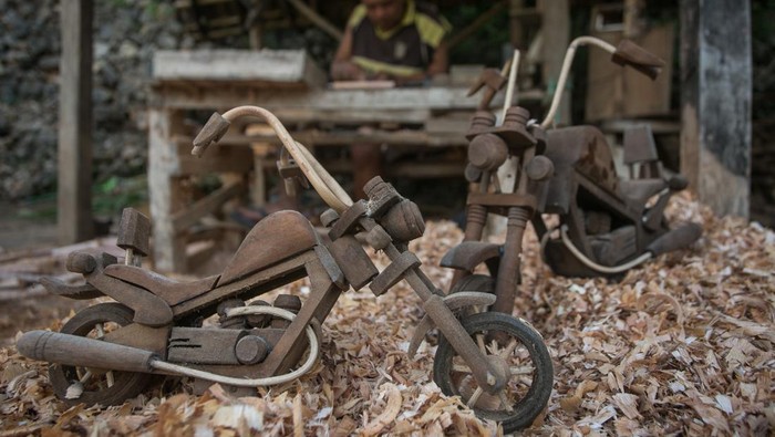 Miniatur Harley Made In Wonogiri Perajin menyelesaikan pembuatan kerajinan miniatur motor Harley di desa Lebak, Pracimantoro, Wonogiri, Jawa Tengah, Rabu (10/5/2023). Dalam sebulan, perajin mampu memproduksi seribu miniatur Harley berbahan kayu mahoni yang dijual ke Klaten untuk dipasarkan ke sejumlah daerah tujuan wisata diantaranya Bali, Jakarta dan Bandung dengan harga Rp7.500 hingga Rp19 ribu. ANTARA FOTO/Mohammad Ayudha/aww.