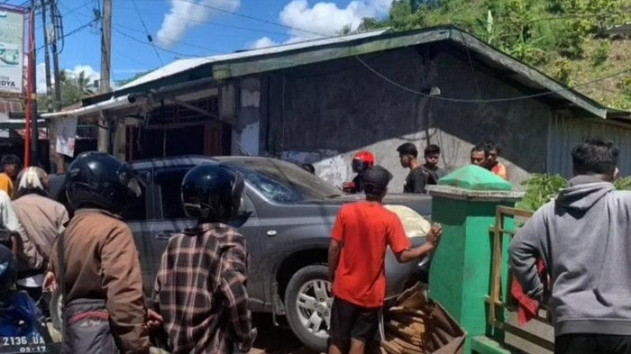 Minibus di Mamuju tabrak kios dan 2 bocah.