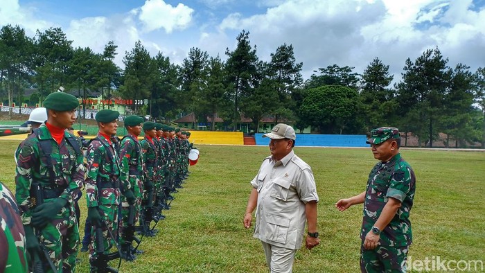Momen Menhan Prabowo Subianto saat memberi pengarahan ke prajurit TNI yang akan berangkat ke Papua di Cicalengka, Kamis (11/5/2023).