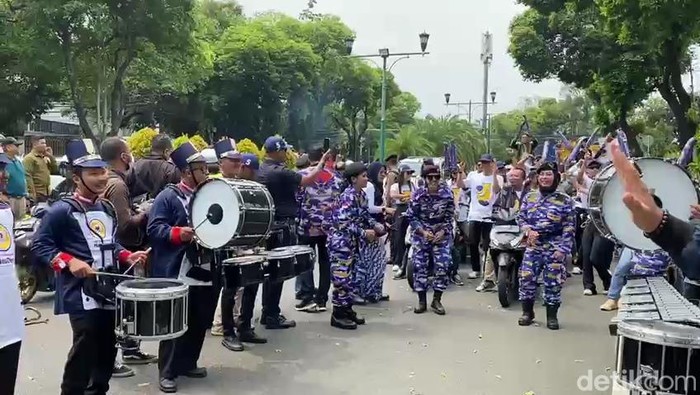Momen PDIP dan NasDem Saling Berpapasan saat Daftar Caleg 2024 ke KPU. (Anggi/detikcom).