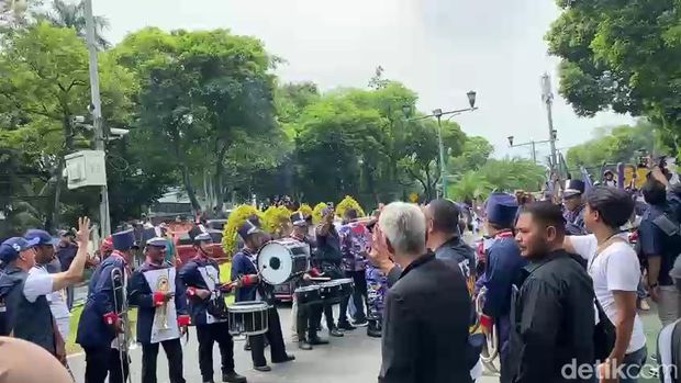 Momen PDIP dan NasDem Saling Berpapasan saat Daftar Caleg 2024 ke KPU. (Anggi/detikcom).