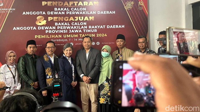 NasDem Jatim saat mendaftarkan bacaleg di KPU Jatim