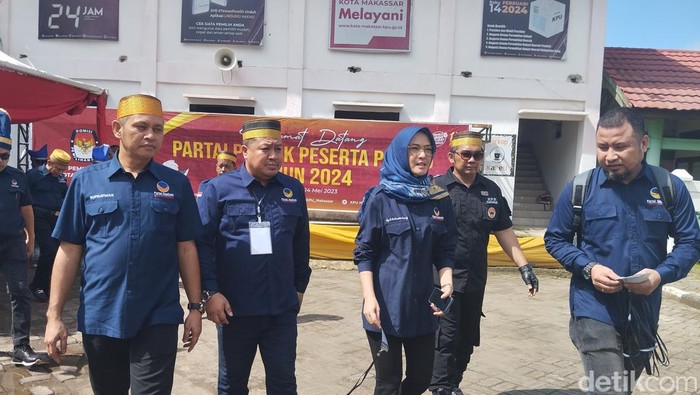 NasDem Makassar mendaftarkan bacalegnya di KPU.
