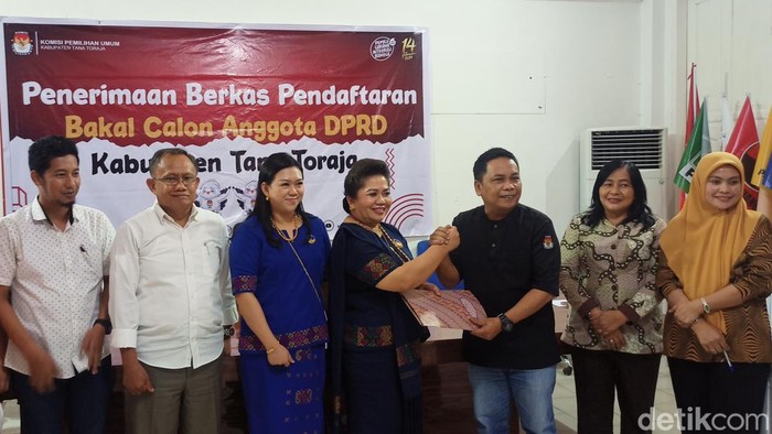 NasDem Tana Toraja mendaftarkan bacalegnya ke KPU.