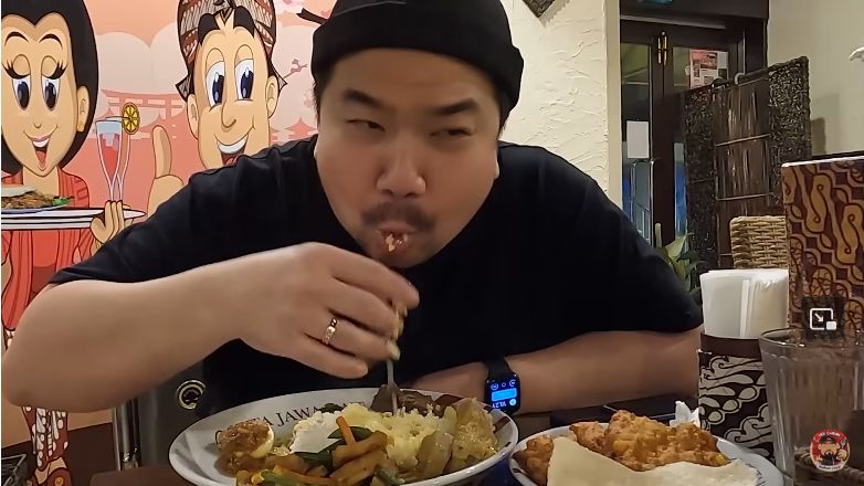 Nex Carlos cicip nasi Padang di Jepang