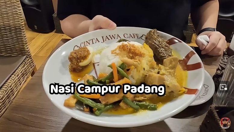 Nex Carlos cicip nasi Padang di Jepang