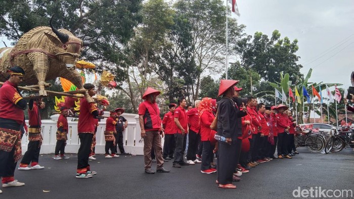 Ogoh-ogoh banteng saat pendaftaran Bacaleg PDIP di Majalengka, Kamis (11/5/2023).