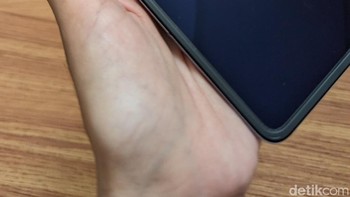 Jika layarnya dilihat sejajar dengan mata, lipatan di layar Oppo Find N2 Flip nyaris tidak terlihat. Namun jika dilihat di sudut tertentu dan tergantung pada pencahayaan, bagian lipatannya baru terlihat. Foto: Virgina Maulita Putri/detikINET