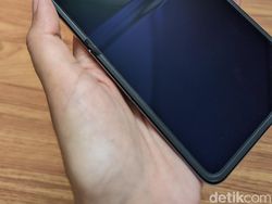 Unboxing Oppo Find N2 Flip yang Layar Eksternalnya Luas Banget