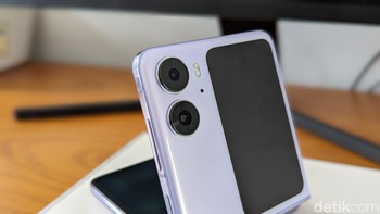 Kemampuan fotografinya tidak kalah handal, dibekali dengan kamera utama 50 MP yang menggunakan sensor Sony IMX890 dan kamera ultrawide 8 MP. Tidak lupa sentuhan kolaborasi dengan Hasselblad dan chip MariSilicon X. Foto: Virgina Maulita Putri/detikINET