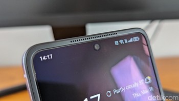 Sementara di layar utama terdapat kamera depan 32 MP yang menggunakan sensor Sony IMX709. Foto: Virgina Maulita Putri/detikINET