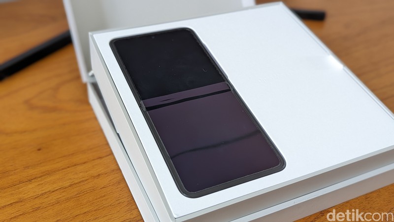 Unboxing Oppo Find N2 Flip