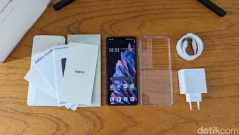 Di dalam kotak kemasan Oppo Find N2 Flip tersedia hard case bening yang terpisah untuk melindungi bagian atas dan bawah ponsel, charger SuperVOOC 67W, kabel USB-A ke USB-C, buku petunjuk, safety guide, pin ejector, serta informasi garansi dan benefit. Foto: Virgina Maulita Putri/detikINET
