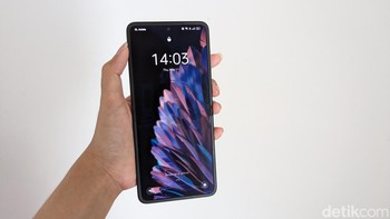 Ini dai Oppo Find N2 Flip dalam keadaan terbuka yang mengusung layar AMOLED berukuran 6,8 inch. Perhatikan bagian tengah layarnya yang lipatannya nyaris tidak terlihat. Foto: Virgina Maulita Putri/detikINET