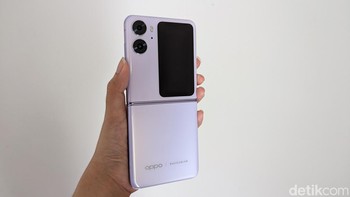 Di bagian depannya terdapat cover screen berukuran 3,2 inch, dua kamera belakang, flash, dan di bagian bawahnya terdapat logo Oppo dan Hasselblad. Foto: Virgina Maulita Putri/detikINET