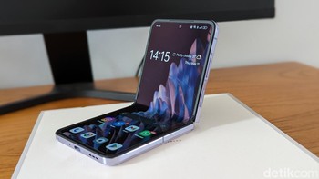 Oppo Find N2 Flip mengadopsi teknologi New Generation Flexion Hinge yang engselnya bisa mempertahankan posisi antara 45º dan 110º, menjadikannya cocok untuk membuat konten tanpa bantuan tripod. Foto: Virgina Maulita Putri/detikINET