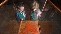 Dibuka mulai 10 Mei 2023, karya seni yang dipamerkan terbilang tak biasa. Ada karya seni porselen ciptaan Ai Weiwei asal China.  Foto: Getty Images/Finnbarr Webster