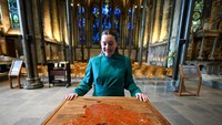 Di Inggris, pameran seni bertajuk To Be Free dipamerkan di Katedral Salisbury. Katedral Anglikan yang berdiri sejak 1220 itu masuk dalam catatan sejarah karena memiliki empat salinan Magna Carta.  Foto: Getty Images/Finnbarr Webster