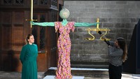 Kurator Verger Sasha Snell dan Beth Hughes sedang melihat karya seni Justice for All karya Yinka Shonibare.  Foto: Getty Images/Finnbarr Webster