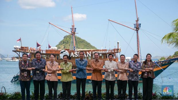 Para pemimpin ASEAN melakukan sesi foto bersama dengan latar kapal Pinisi. (BAY ISMOYO/POOL/AFP via Getty Images)