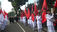 Parade kebudayaan mengiringi pendaftaran bakal calon anggota legislatif (bacaleg) dari PDIP ke Kantor Komisi Pemilihan Umum (KPU) di Jalan Imam Bonjol, Jakarta Pusat, Kamis (11/5/2023).