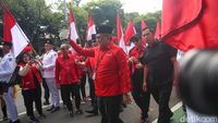 PDIP Daftarkan Bacaleg Ke KPU Diiringi Parade Budaya