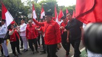 Mengenakan atribut serba merah, mereka mengiringi sejumlah elit PDIP yang mewakili partai melakukan pendaftaran ke Kantor KPU. Pendaftaran dipimpin Sekjen PDIP Hasto Kristiyanto.  