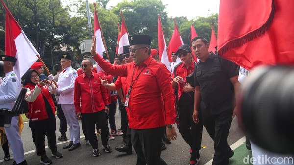 PDIP Daftarkan Bacaleg ke KPU Diiringi Parade Budaya