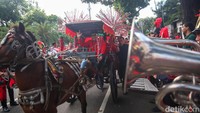 Rombongan tiba pukul 10.00 WIB, mereka menaiki dokar yang diarak dengan parade kebudayaan atau defile dari Kantor Pusat PDIP di Jalan Diponegoro.