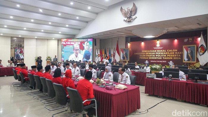 Pdip Daftarkan Bacaleg Ke Kpu Diiringi Parade Budaya