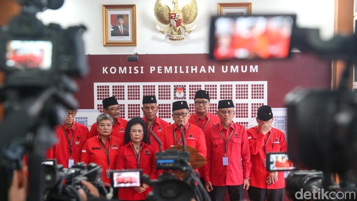 Sejumlah petinggi PDI Perjuangan (PDIP) tiba di gedung KPU, Jakarta, Kamis (11/5/2023). Kedatangan sejumlah petinggi PDI Perjuangan ini mendaftarkan bakal calon legislatif (bacaleg) tingkat provinsi maupun kabupaten/kota.