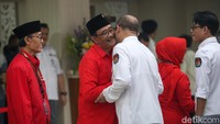 Adapun sejumlah elit PDIP lain yang turut mendampingi seperti Komarudin Watubun, Utut Adianto, Eriko Sotarduga, Ribka Tjiptaning, Arif Wibowo, dan Djarot Syaiful Hidayat. Rombongan disambut oleh Ketua KPU Hasyim Asyari.