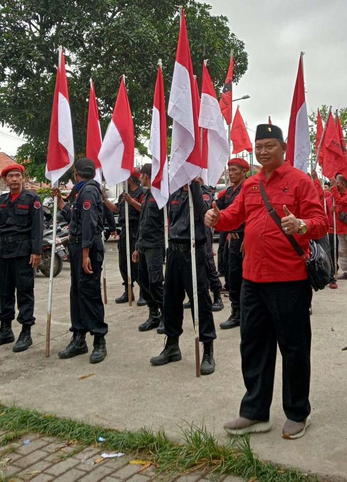 PDIP hari ini serentak mendaftarkan nama-nama bacalegnya di seluruh Indonesia. Termasuk ke KPU Kabupaten Pemalang.