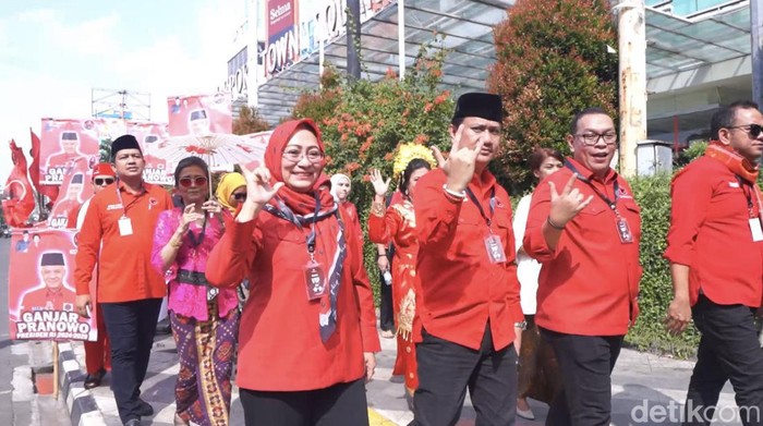 PDIP Depok daftarkan bacaleg ke KPU Depok. (Devi/detikcom)