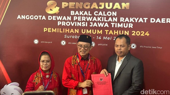 PDIP Jatim daftarkan bacalegnya di KPU