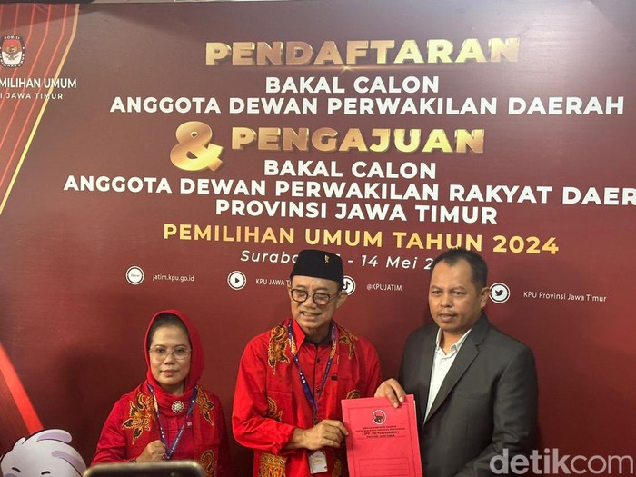 PDIP Jatim daftarkan bacalegnya di KPU