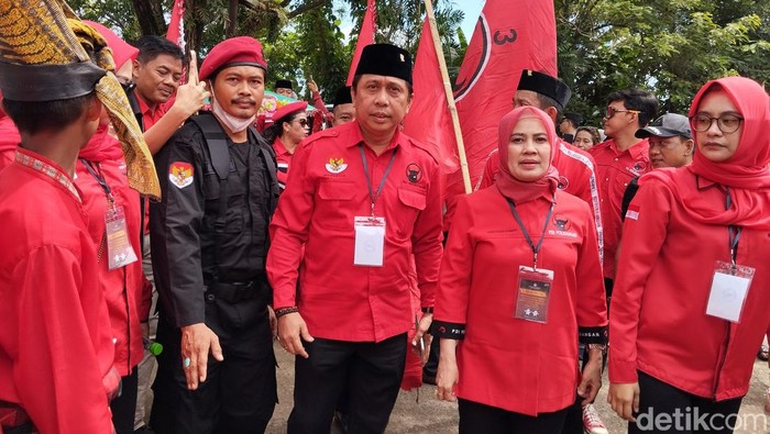 PDIP Makassar mendatangi KPU Makassar.