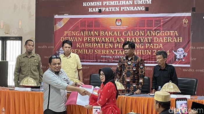 PDIP Pinrang mendaftarkan bacalegnya ke KPU.
