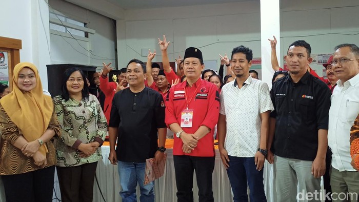 PDIP Tana Toraja mendaftarkan bacaleg ke KPU.