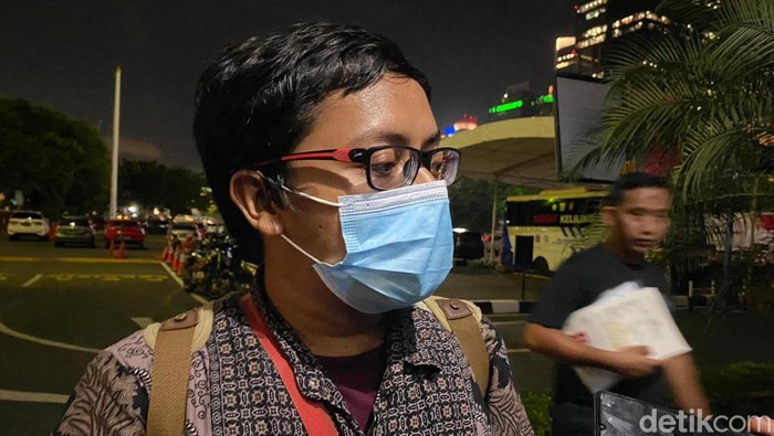 Pekerja honorer Kelurahan Menteng, Adithya tertipu tawaran kerja untuk mem-follow akun Instagram.