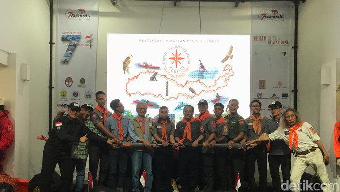 Peluncura buku di Merah Putih di Atap Dunia.