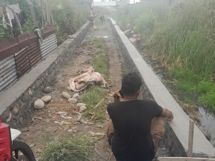 Penampakan jalan yang dikeluhkan warga mulai diperbaiki (Foto: Istimewa)