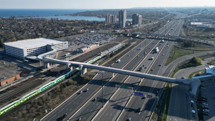 Penampakan JPO Indoor Terpanjang di Dunia PICKERING, ONTARIO - APRIL 27 : Aerial view of cars and trucks pass under Pickering pedestrian bridge at night on Highway 401 in Pickering, Ontario on April 27, 2023. Guinness World Record holder Pickering pedestrian bridge, located 45 minutes east of Toronto, in the City of Pickering, Ontario, Canada was completed in September 2018. The 250-meter bridge stretches across 14 lanes of Highway 401, six active railway tracks, and a two-lane local road. Additionally, it features nearly 300 LED lights that illuminate it beautifully at night. (Photo by Mert Alper Dervis/Anadolu Agency via Getty Images)