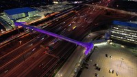 Jembatan ini juga dihiasi 300 lampu LED yang menerangi saat malam hari.