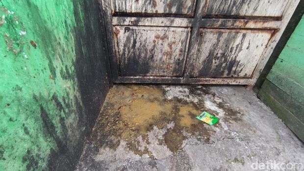 Penampakan kotoran manusia atau tinja yang dilempar Masriah ke depan rumah Wiwik